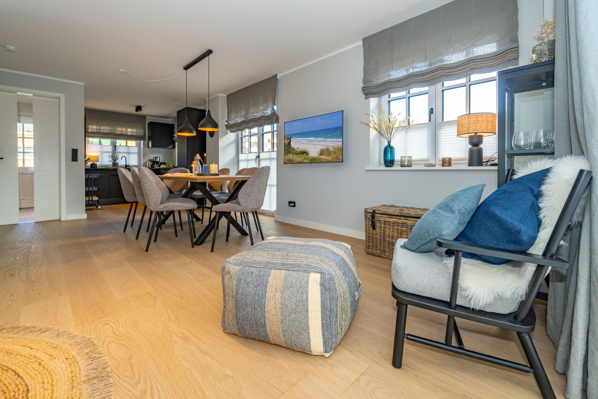 Sessel und offener Wohnbereich mit Blick auf Essplatz und Küche im Haus Marit