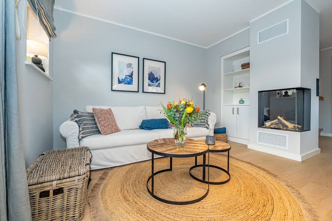 Sofa und Kamin im gemütlichen Wohnzimmer von Haus Marit